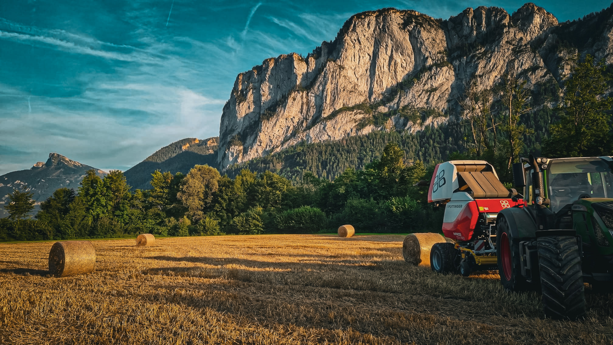 Traktor beim Pressen