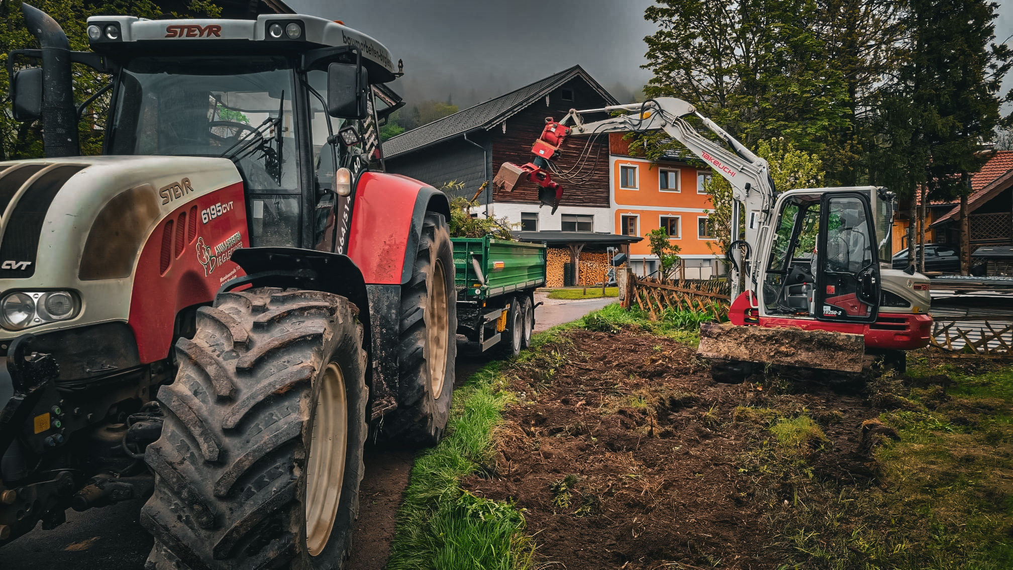 Traktor und Bagger bei Gartenarbeiten