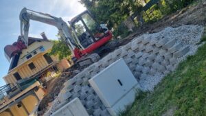 Mauer setzten mit Bagger